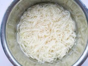 面条煮熟捞出过凉。