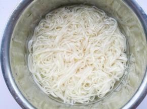 面条煮熟捞出过凉。