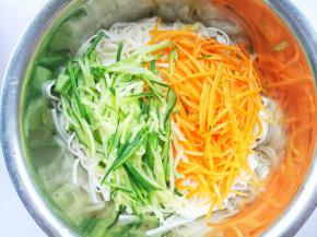 加入胡萝卜黄瓜丝。