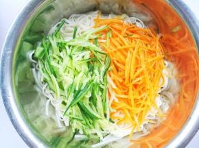 加入胡萝卜黄瓜丝。