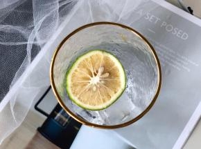 柠檬可以稍微挤一下放入杯子里；