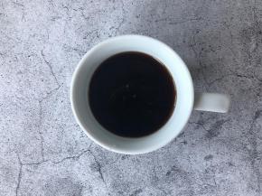 2g速溶咖啡粉加100ml的饮用水冲一杯黑咖啡备用。