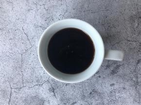 2g速溶咖啡粉加100ml的饮用水冲一杯黑咖啡备用。