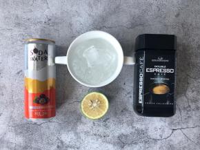 准备好食材，冰块提前用纯净水冻好，柠檬洗净，我用的是青柠。