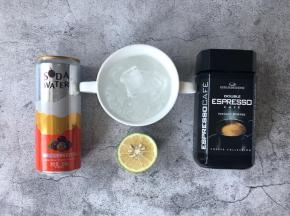准备好食材，冰块提前用纯净水冻好，柠檬洗净，我用的是青柠。