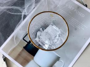 先把冰块倒入高玻璃杯；