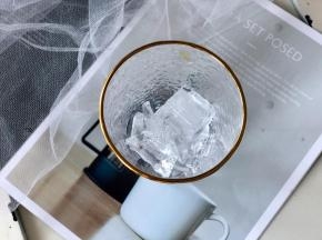 先把冰块倒入高玻璃杯；