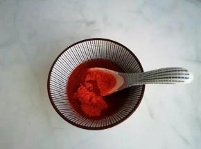 碗里倒入料酒，放入腌肉料拌匀。用料酒代替水，烤出来的鸡翅根会更香，越吃越想吃。