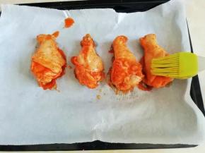 把鸡翅根取出，刷一层蜂蜜料汁，入烤箱烤十分钟，再取出鸡翅根翻面，刷一层蜂蜜料汁，入烤箱继续烤十分钟，即可上桌享用。鸡翅根烤制的时间一共是半小时，担心没熟的可以多烤五分钟哈！