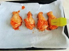 把鸡翅根取出，刷一层蜂蜜料汁，入烤箱烤十分钟，再取出鸡翅根翻面，刷一层蜂蜜料汁，入烤箱继续烤十分钟，即可上桌享用。鸡翅根烤制的时间一共是半小时，担心没熟的可以多烤五分钟哈！