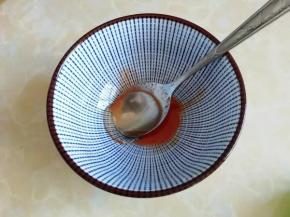 把剩余腌料倒入碗中，加入适量蜂蜜拌匀，待会刷在鸡翅根上，颜色会更好看，口感也更好，嫌麻烦的可忽略。