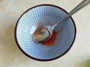 把剩余腌料倒入碗中，加入适量蜂蜜拌匀，待会刷在鸡翅根上，颜色会更好看，口感也更好，嫌麻烦的可忽略。