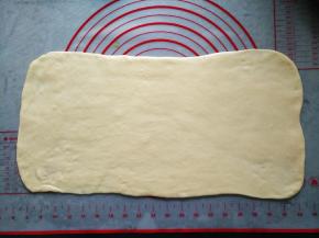 将面团擀成长方形片状，尽量擀薄