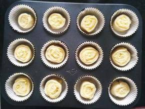 放入纸杯，摆入烤盘