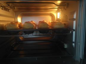 放入预热好的烤箱中层，上火160度下火150度20分钟