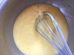 加入融化凉至手温的黄油和香草精，混合均匀。要充分融合，放入冰箱冷藏30分钟以上。是面糊更细腻