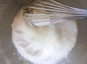 筛入混合好的低粉和泡打粉，拌匀
