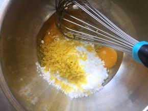 鸡蛋、糖粉、柠檬皮碎放在容器内打散