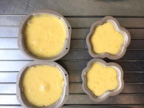 倒入模具中，模具要八分满