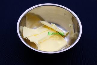 黄油切块，室温内软化；