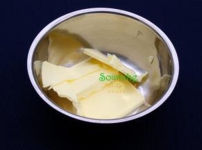 黄油切块，室温内软化；