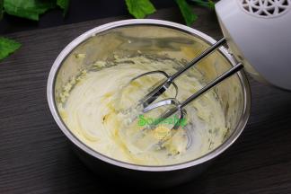 用电动打蛋器，打至蓬松变白；