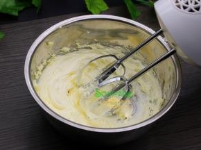 用电动打蛋器，打至蓬松变白；