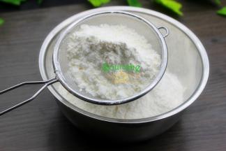 低筋粉、玉米淀粉、糖粉、盐，搅拌过筛，
