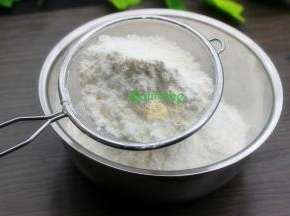 低筋粉、玉米淀粉、糖粉、盐，搅拌过筛，
