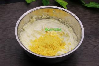 蛋黄压碎，过筛，加入黄油中搅拌均；