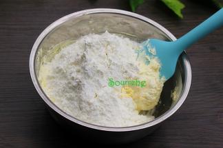把步骤4中的粉加入步骤3中，并搅拌揉搓光滑的面团；