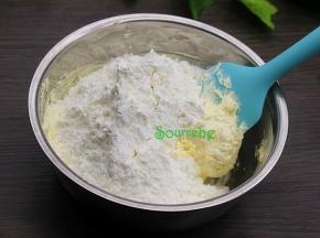把步骤4中的粉加入步骤3中，并搅拌揉搓光滑的面团；