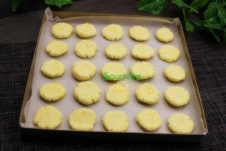 烤箱垫上硅油纸，均匀把饼干胚放入烤盘