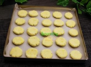 烤箱垫上硅油纸，均匀把饼干胚放入烤盘