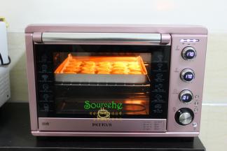 烤箱预热170度，上下火、中层，烤20分钟；