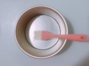 准备一个6寸蛋糕模，底部刷上油