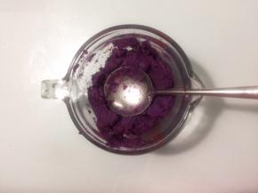 放入容器中，用勺子压成细腻的紫薯泥