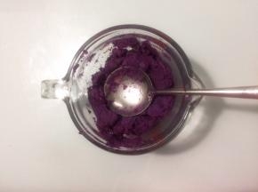 放入容器中，用勺子压成细腻的紫薯泥