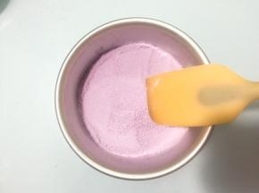 先铺一半过筛的紫薯粉，用硅胶铲轻轻刮平。千万不要压，要不要松糕蒸出来比较硬 