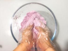 带上手套，手抓一把粉，用双手搓散，让紫薯与粉类混合成干粉