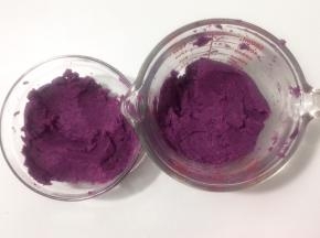 将紫薯泥分成2份