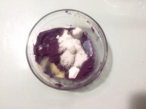 加入细砂糖、牛奶、炼乳（紫薯的含水量不同，牛奶不要一次性加入，慢慢加入）