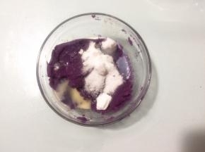 加入细砂糖、牛奶、炼乳（紫薯的含水量不同，牛奶不要一次性加入，慢慢加入）