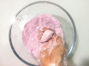 一直搓到，用手能捏成团，丢到碗里滚一下不散，用手一戳就散，这样的湿度就可以了