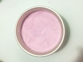 再把剩下的紫薯粉全部铺上去，用硅胶铲轻轻铺平，千万不要用手压，抹平就可以