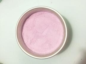 再把剩下的紫薯粉全部铺上去，用硅胶铲轻轻铺平，千万不要用手压，抹平就可以