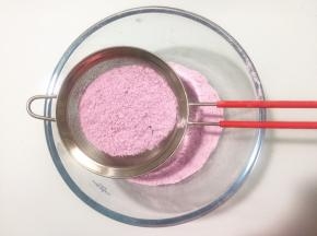 为了松糕更加细腻和松软，过筛这边是关键，倒入面粉筛，用手轻轻按压，帮助过筛，这一步考验耐心哦！