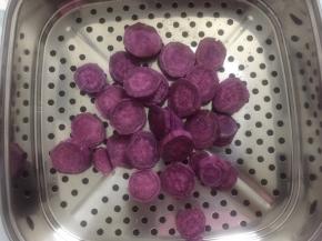 紫薯洗净去皮后切成片，放入蒸锅，中火蒸20分钟至完全熟透