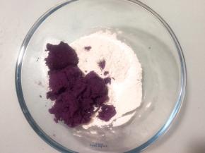 粘米粉和糯米粉倒入碗中。，加入另一份紫薯泥一起搅拌均匀