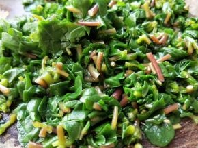 把马齿苋放到冷水过一下，然后控水，再切成小段。